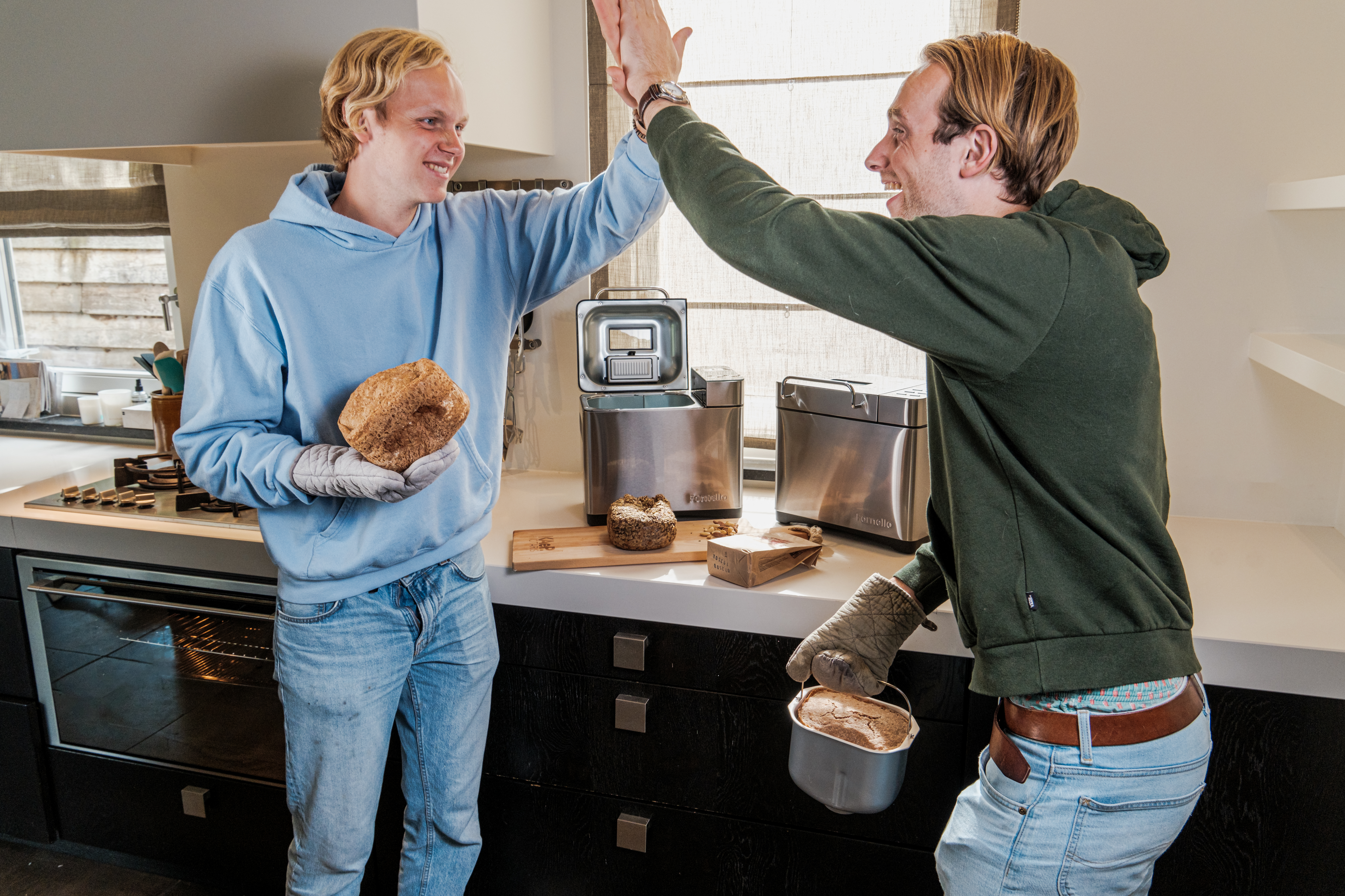 Team Fornello viert vers gebakken brood in de keuken